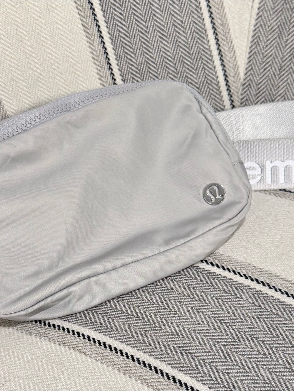 lululemon athletica Light Gray Men’s Belt Bag with Branded Strap - Picture 2 of 8